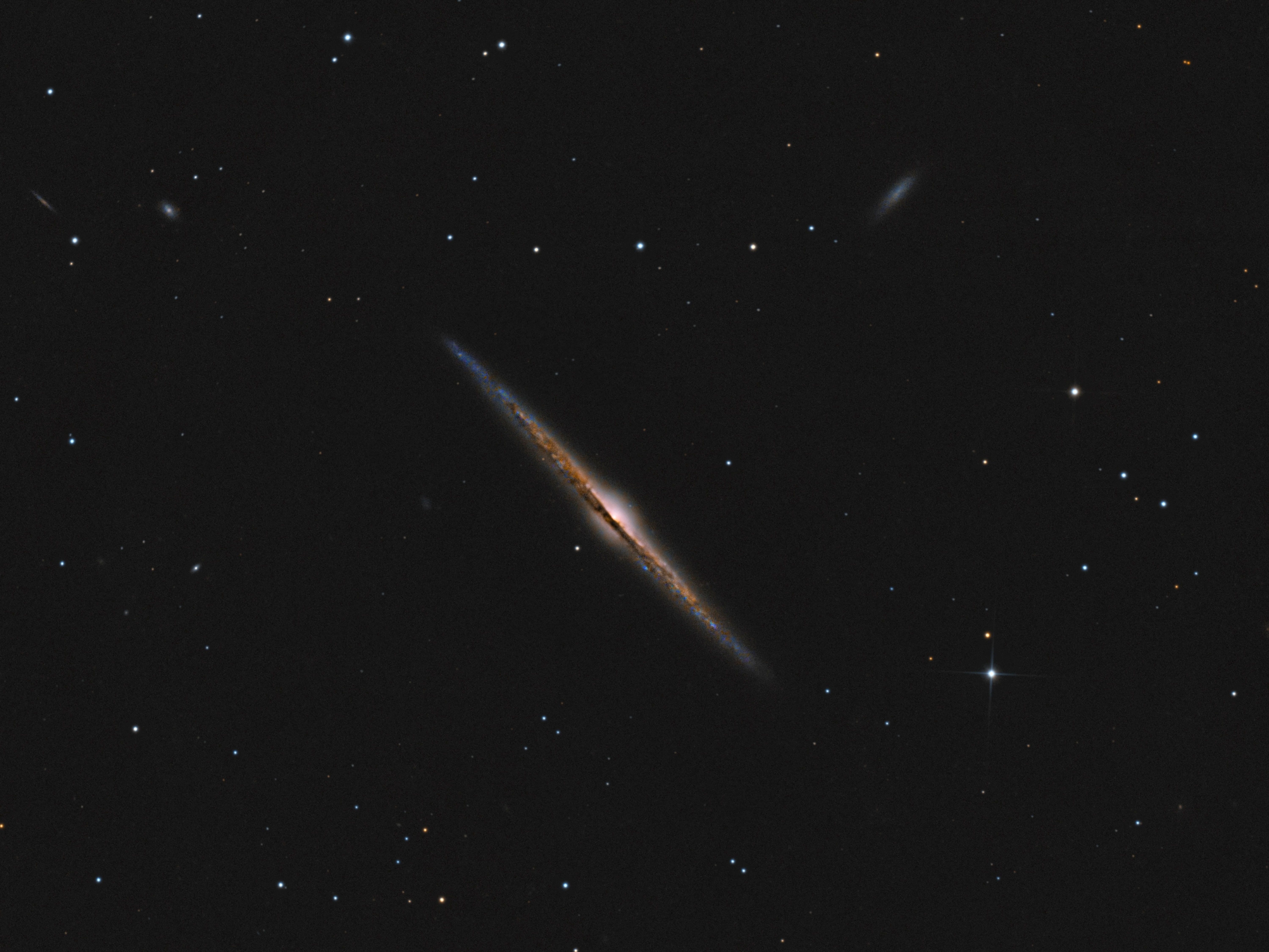 Какое самое далекое. Галактика игла NGC 4565. NGC 891 Галактика. Галактика с ребра. Космический серый цвет.