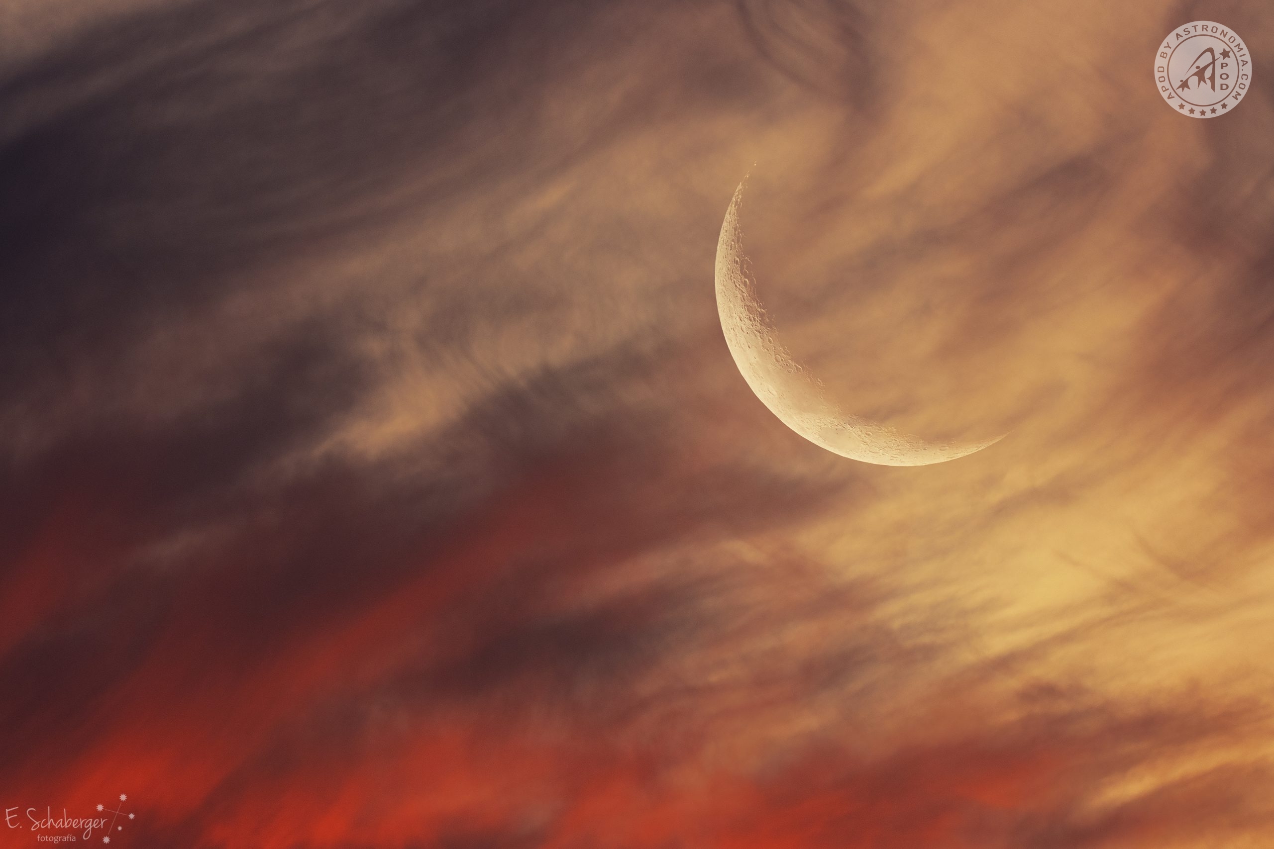 Falce di Luna in un magico tramonto