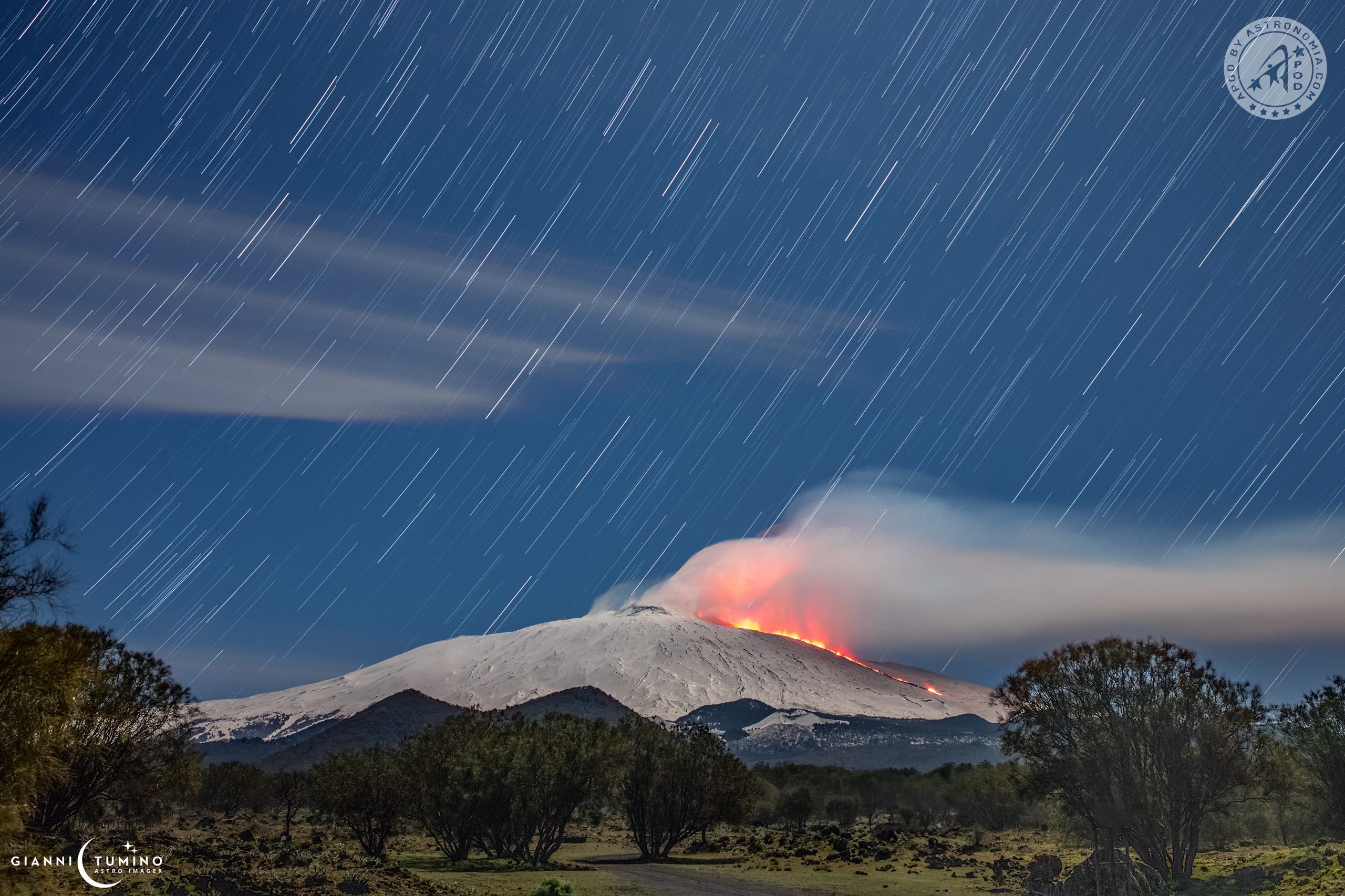 Star trail sull’Etna in eruzione